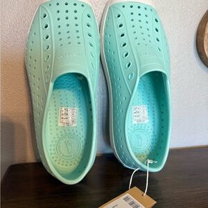 NWT Native Jefferson Hydrangea Blue Slip-On Shoes Size J4